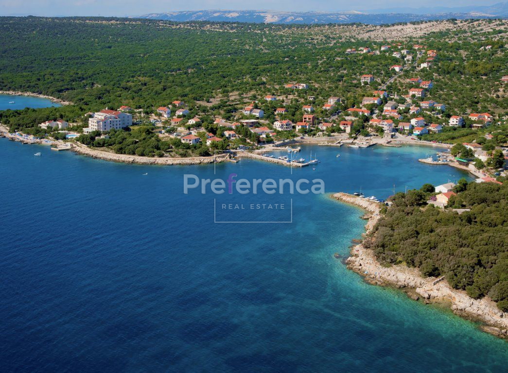 Jakišnica - terreno ai margini della zona edificabile