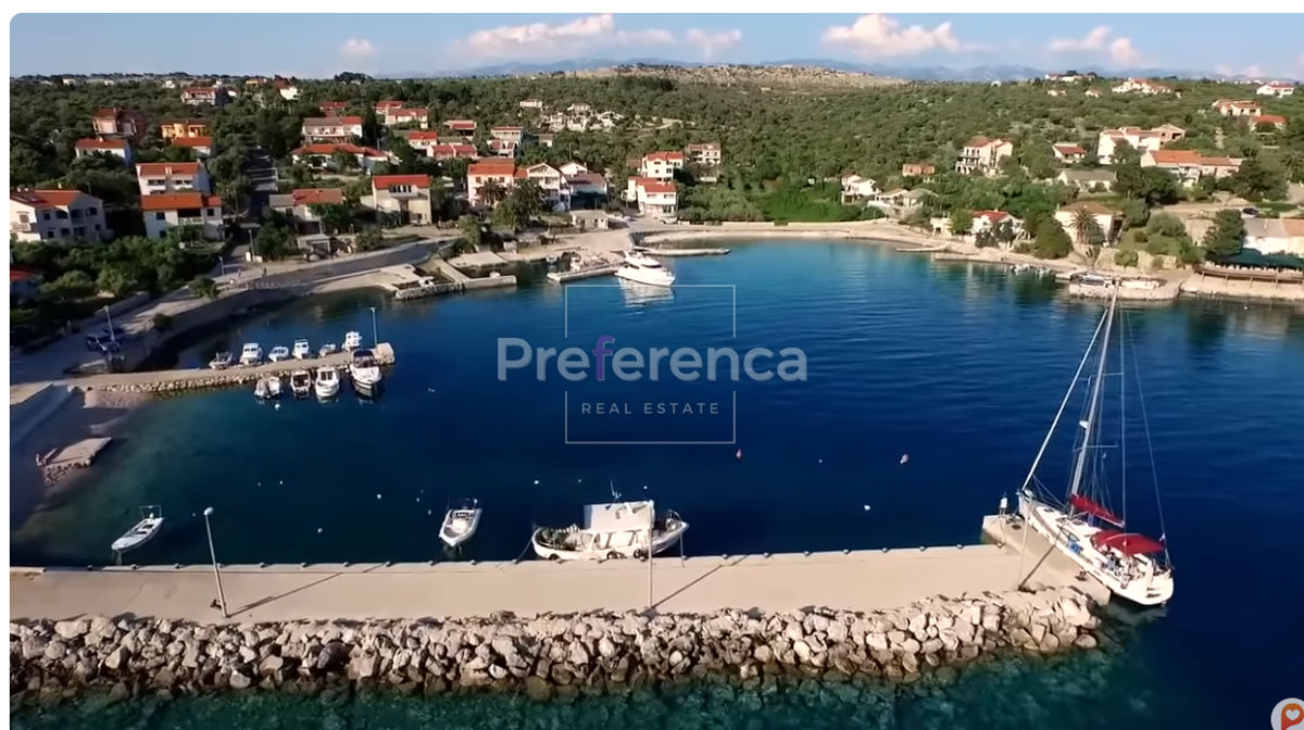 Jakišnica - terreno edificabile in posizione tranquilla