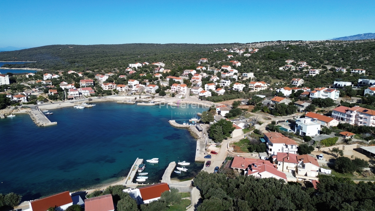Jakišnica - terreno edificabile - vicino al mare