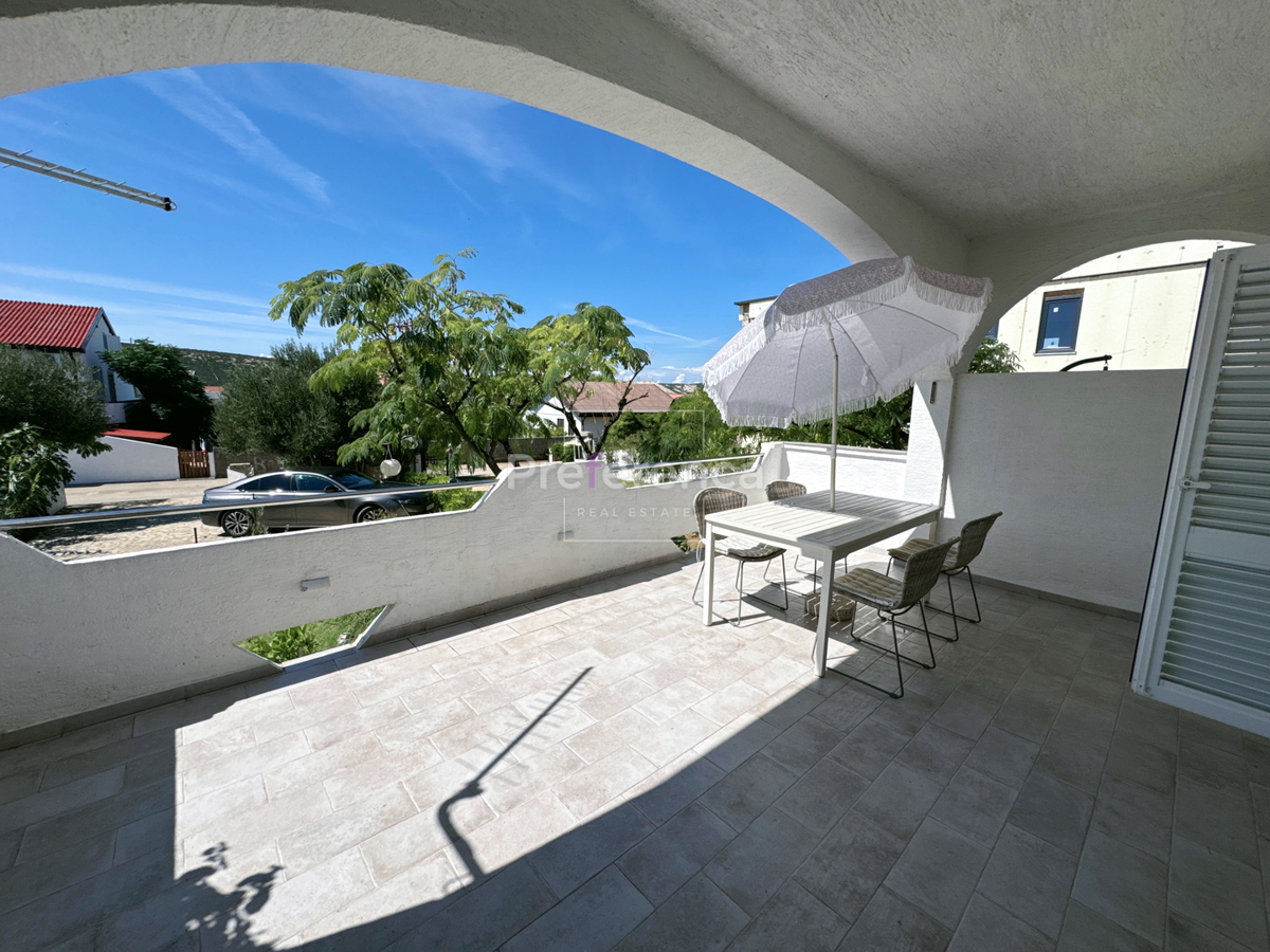 Stara Novalja - appartamento con due camere al piano terra