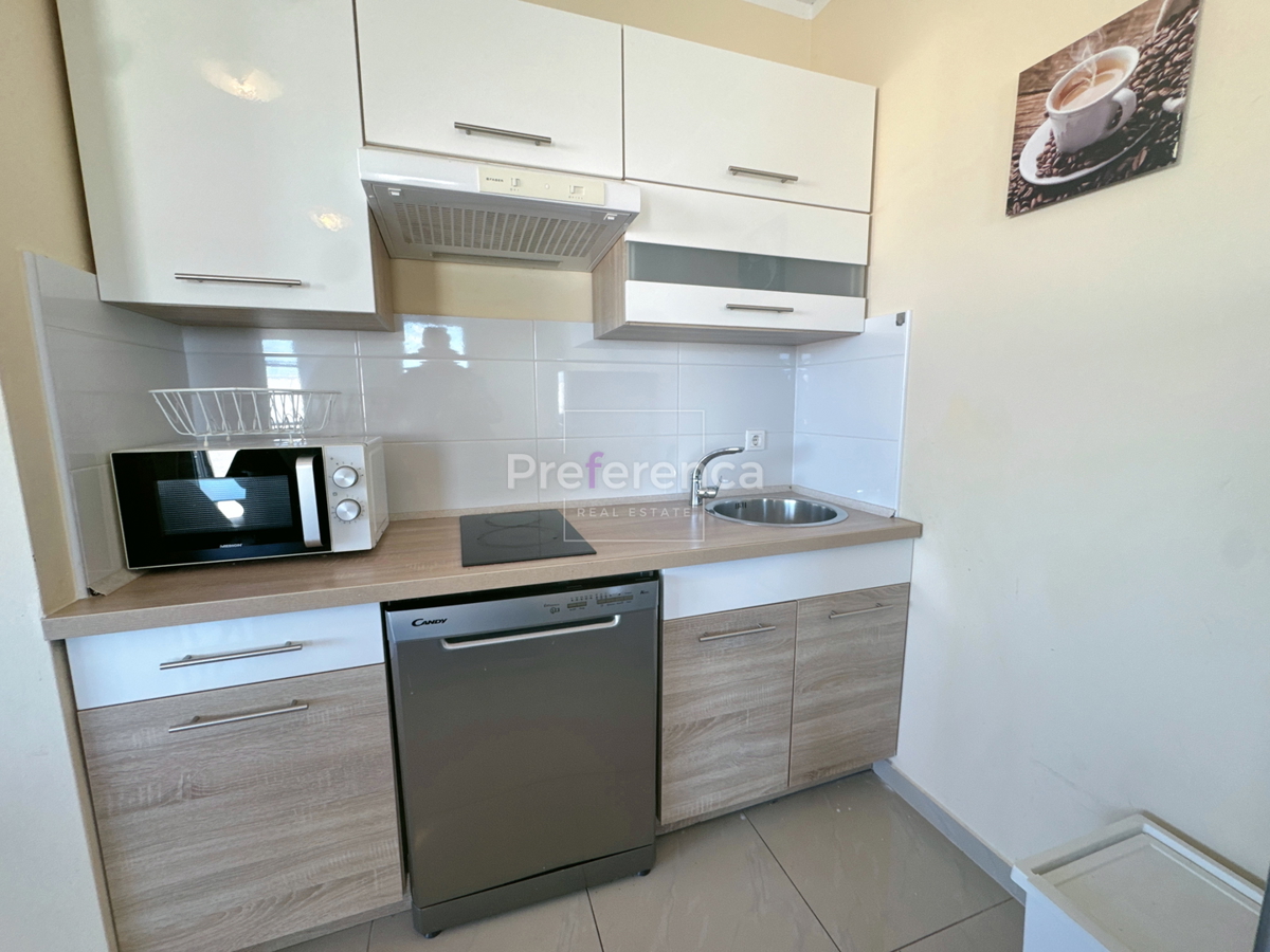 Novalja, posizione tranquilla – appartamento con due camere al primo piano