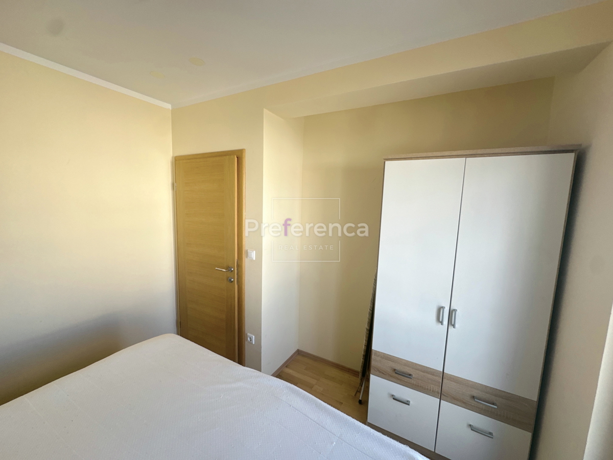 Novalja, posizione tranquilla – appartamento con due camere al primo piano