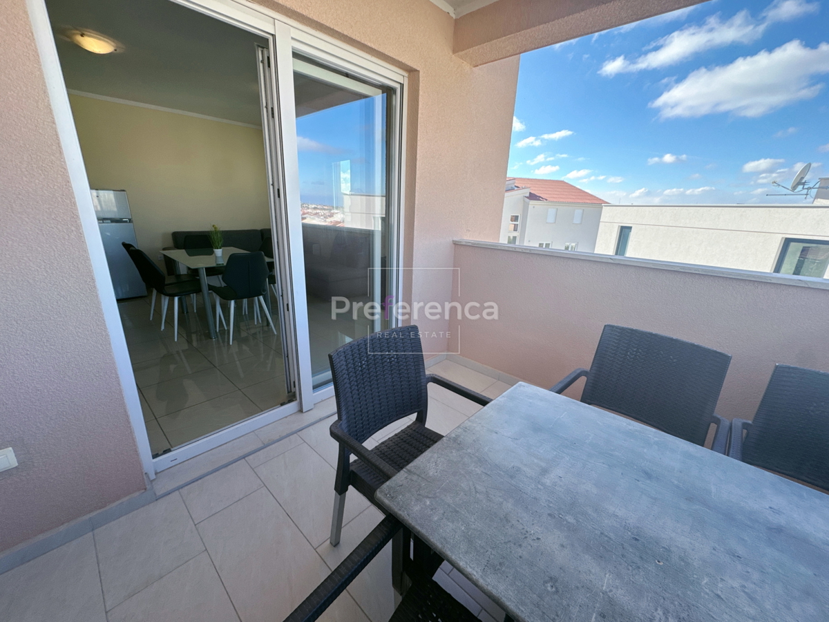 Novalja, posizione tranquilla – appartamento con due camere al primo piano