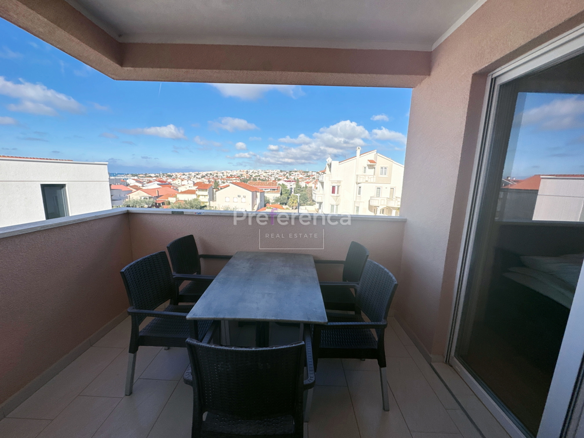 Novalja, posizione tranquilla – appartamento con due camere al primo piano