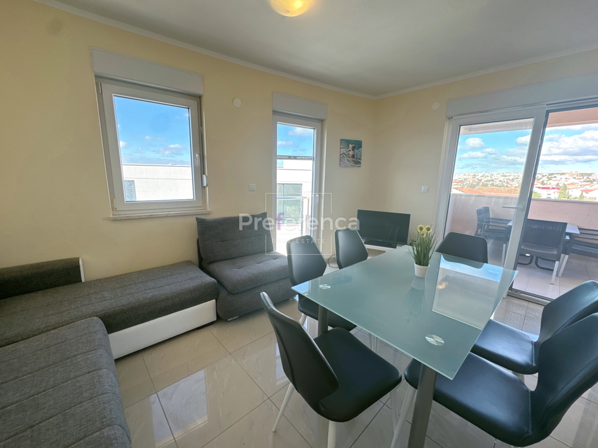 Novalja, posizione tranquilla – appartamento con due camere al primo piano