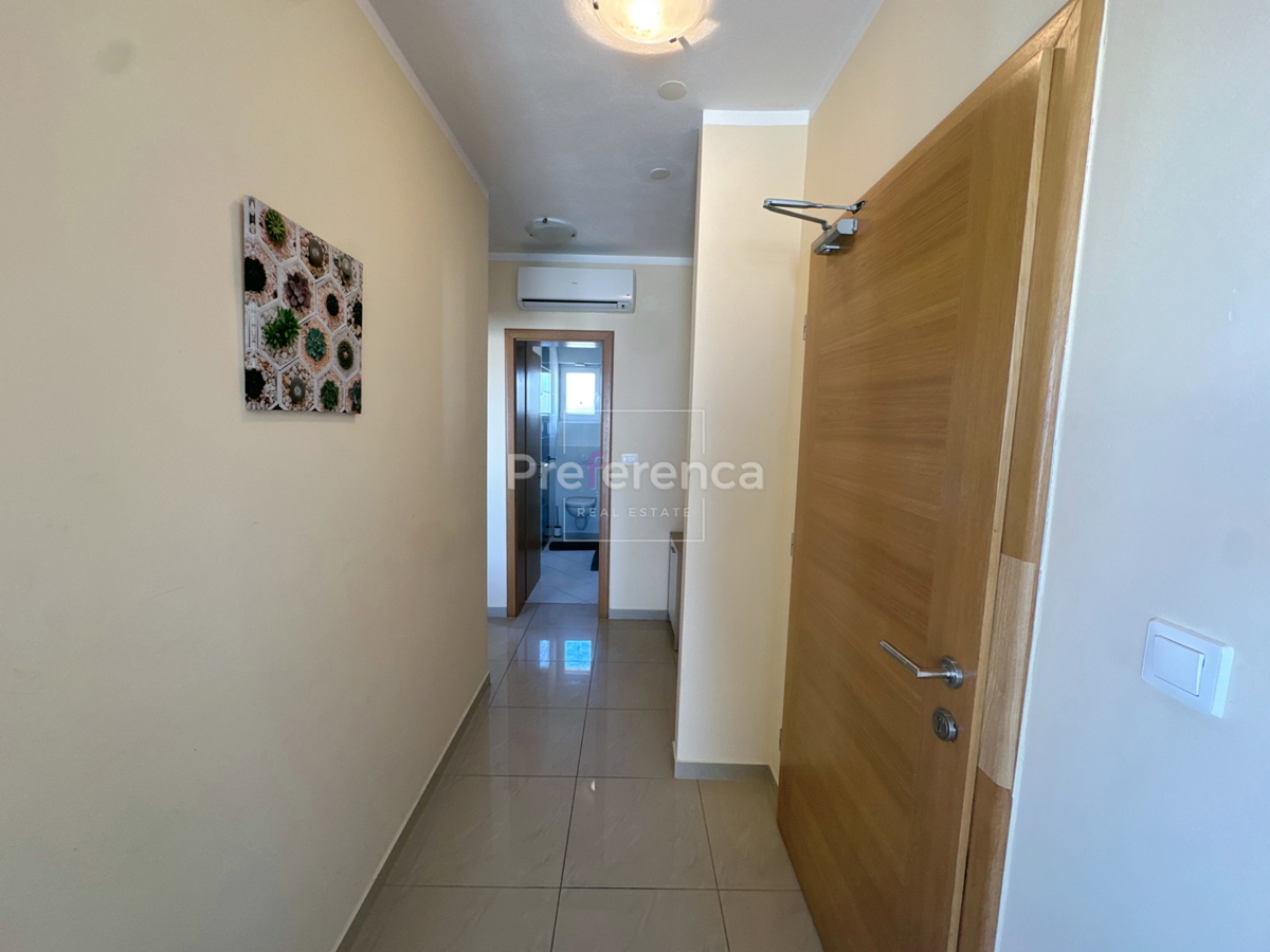 Novalja, posizione tranquilla – appartamento con due camere al primo piano