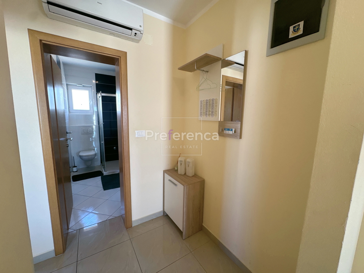 Novalja, posizione tranquilla – appartamento con due camere al primo piano