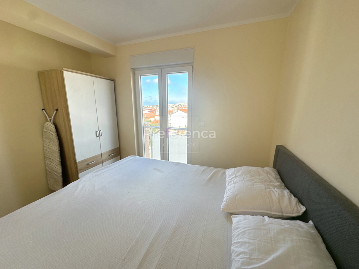 Novalja, posizione tranquilla – appartamento con due camere al primo piano