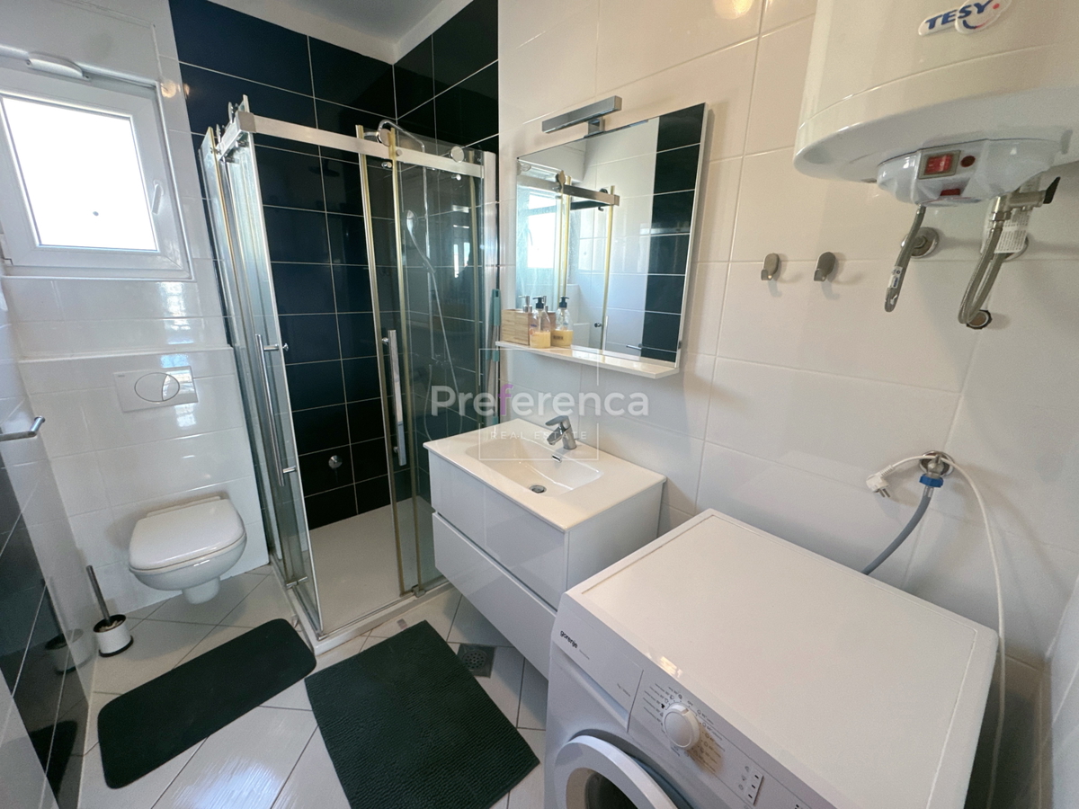 Novalja, posizione tranquilla – appartamento con due camere al primo piano