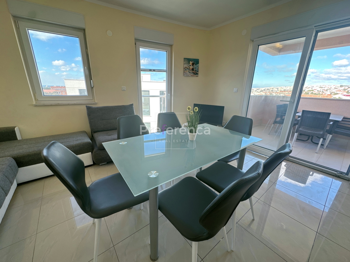 Novalja, posizione tranquilla – appartamento con due camere al primo piano