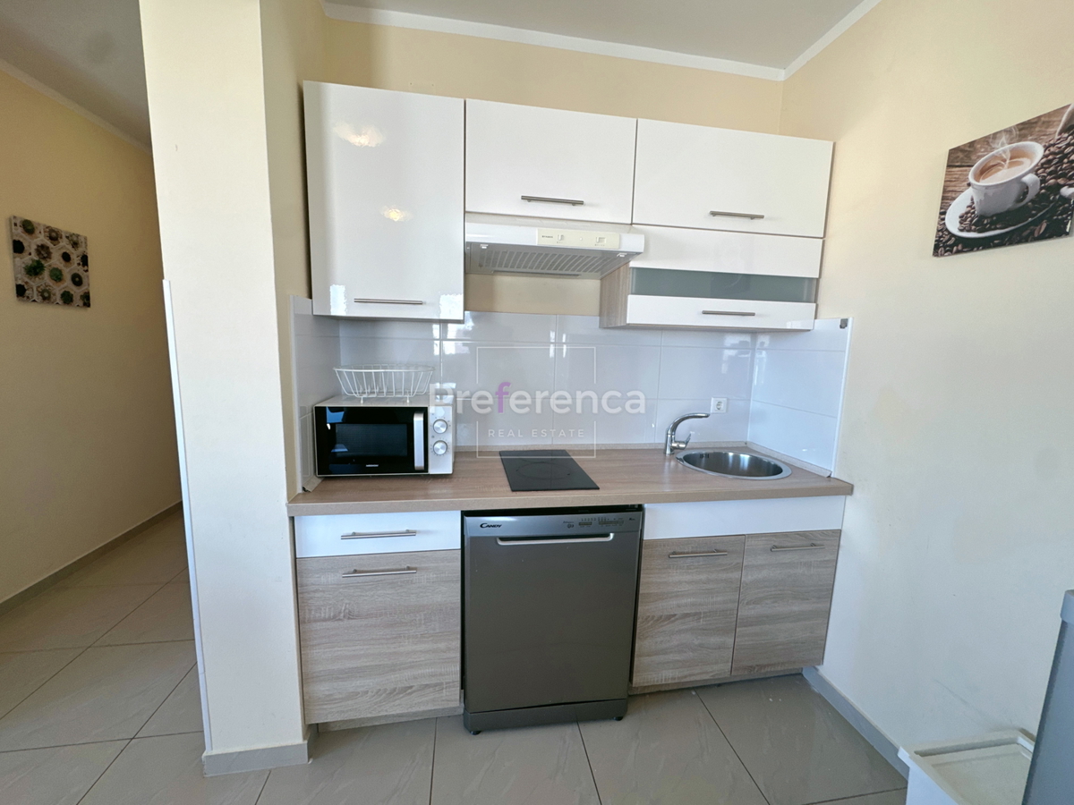 Novalja, posizione tranquilla – appartamento con due camere al primo piano