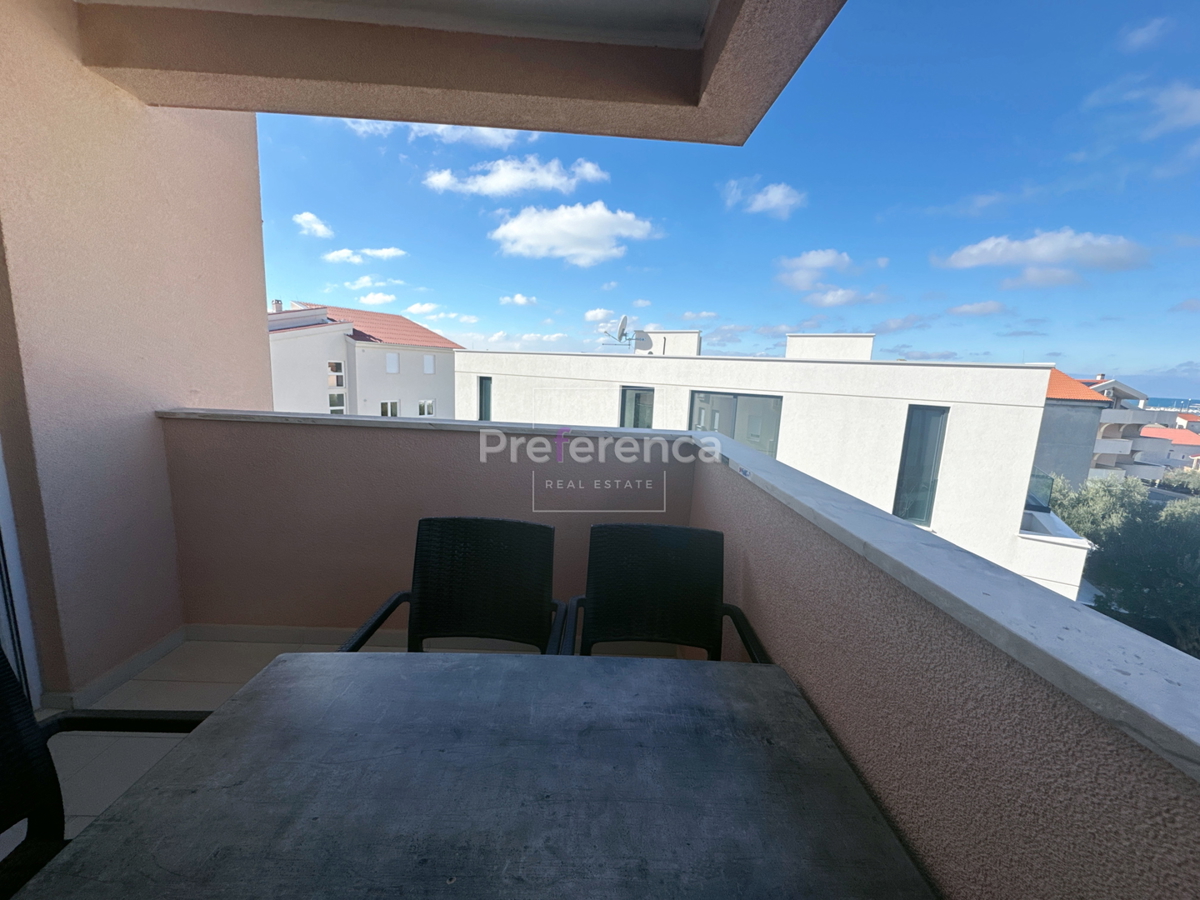 Novalja, posizione tranquilla – appartamento con due camere al primo piano