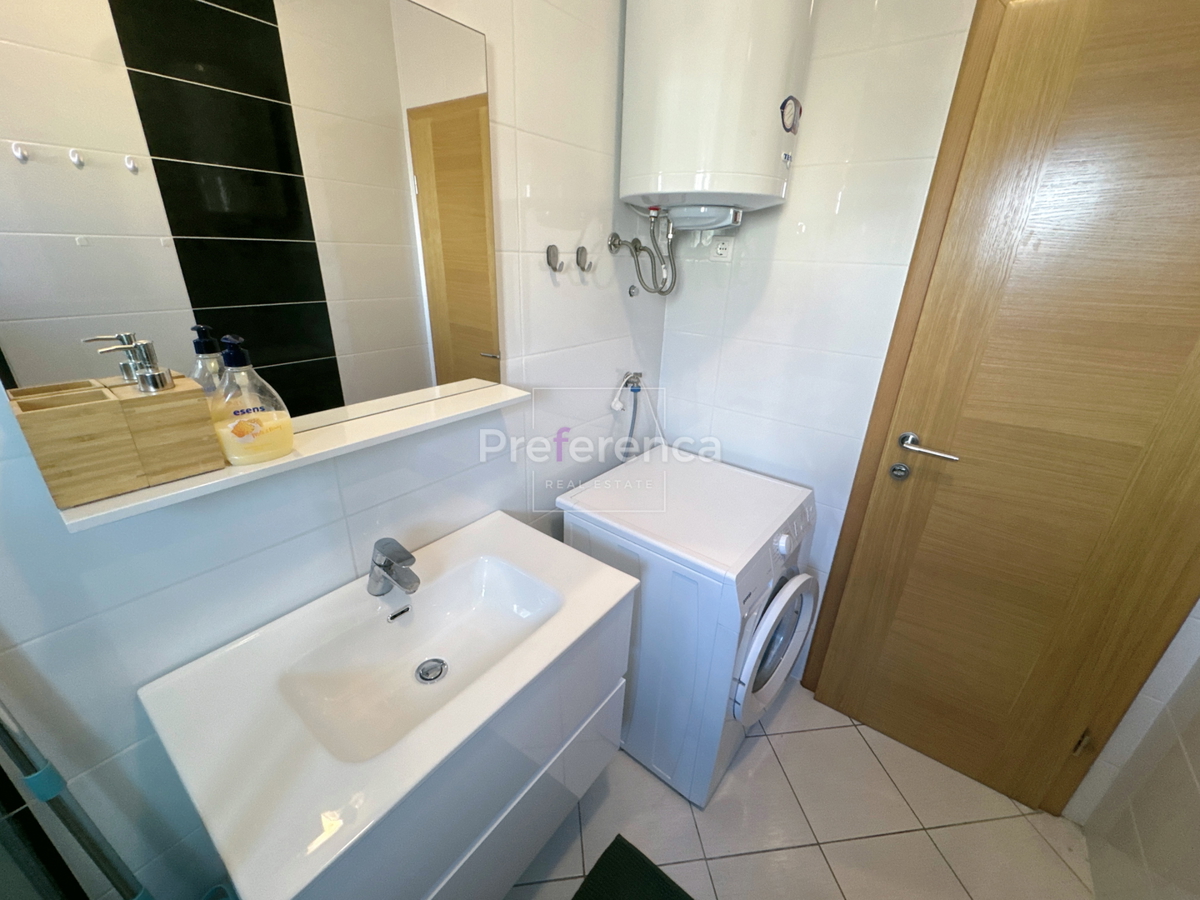 Novalja, posizione tranquilla – appartamento con due camere al primo piano