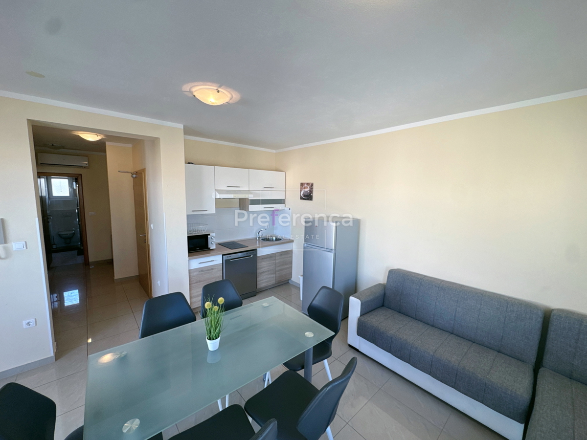 Novalja, posizione tranquilla – appartamento con due camere al primo piano