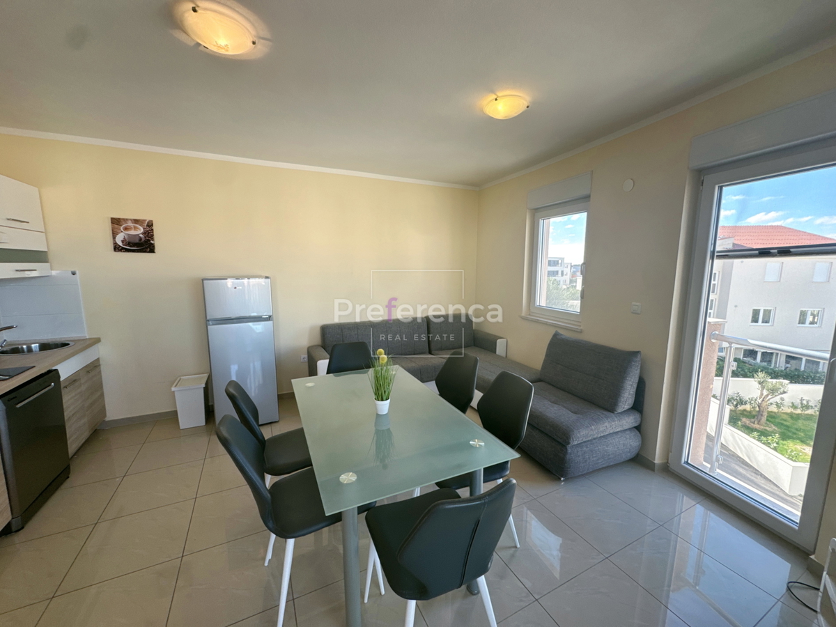 Novalja, posizione tranquilla – appartamento con due camere al primo piano