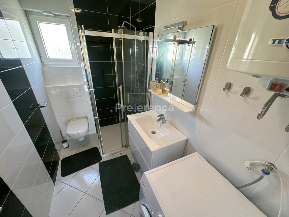 Novalja, posizione tranquilla – appartamento con due camere al primo piano