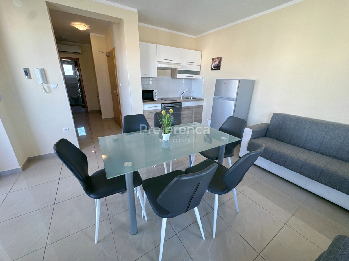 Novalja, posizione tranquilla – appartamento con due camere al primo piano