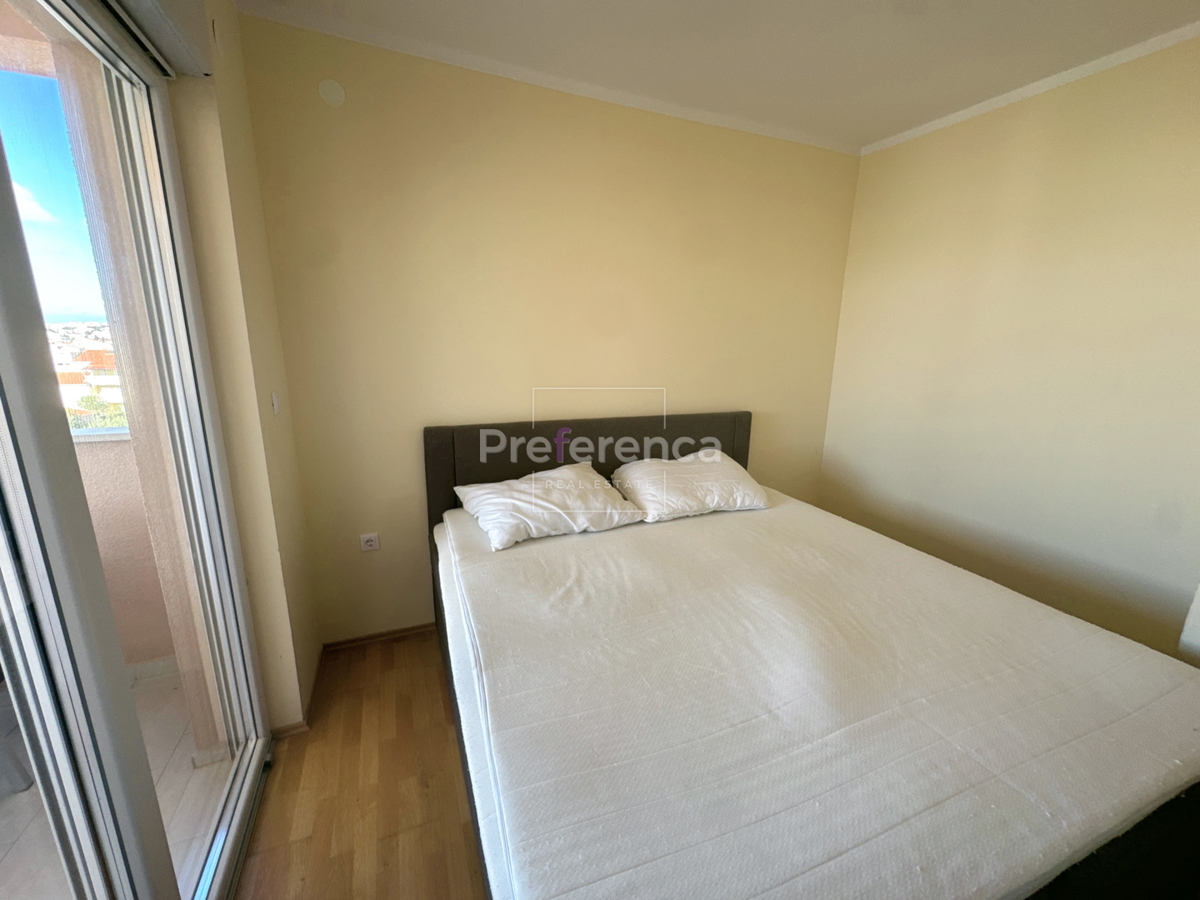 Novalja, posizione tranquilla – appartamento con due camere al primo piano