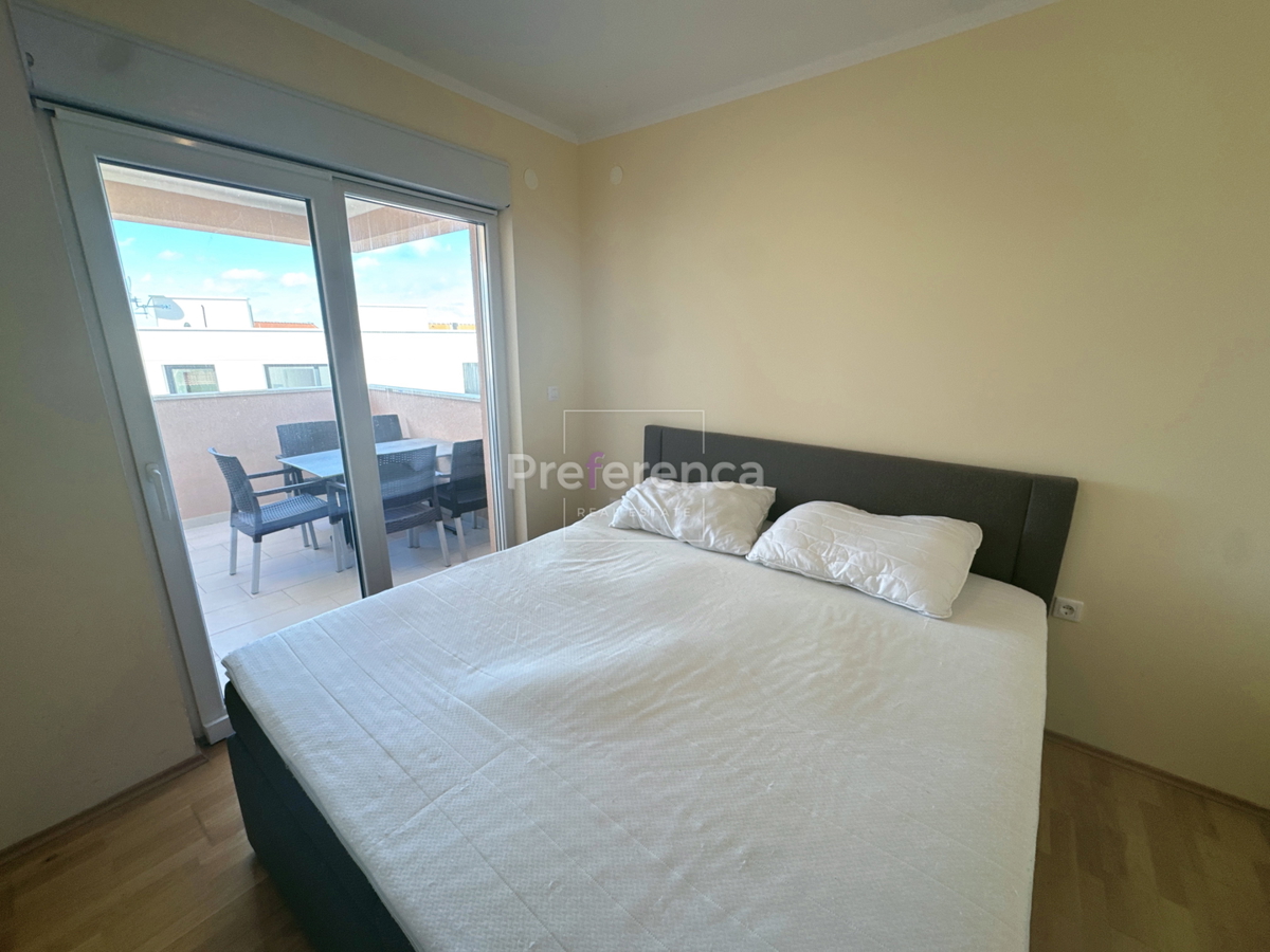 Novalja, posizione tranquilla – appartamento con due camere al primo piano