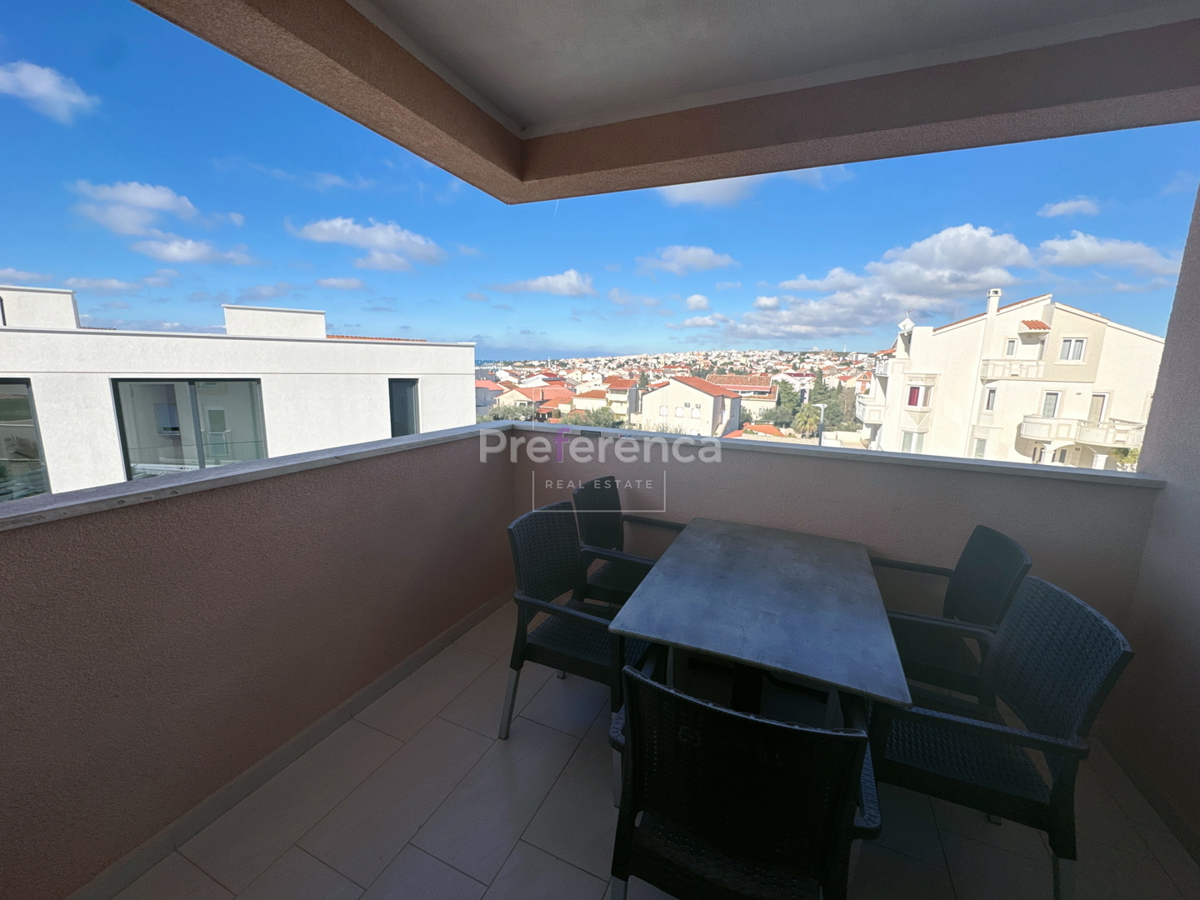 Novalja, posizione tranquilla – appartamento con due camere al primo piano