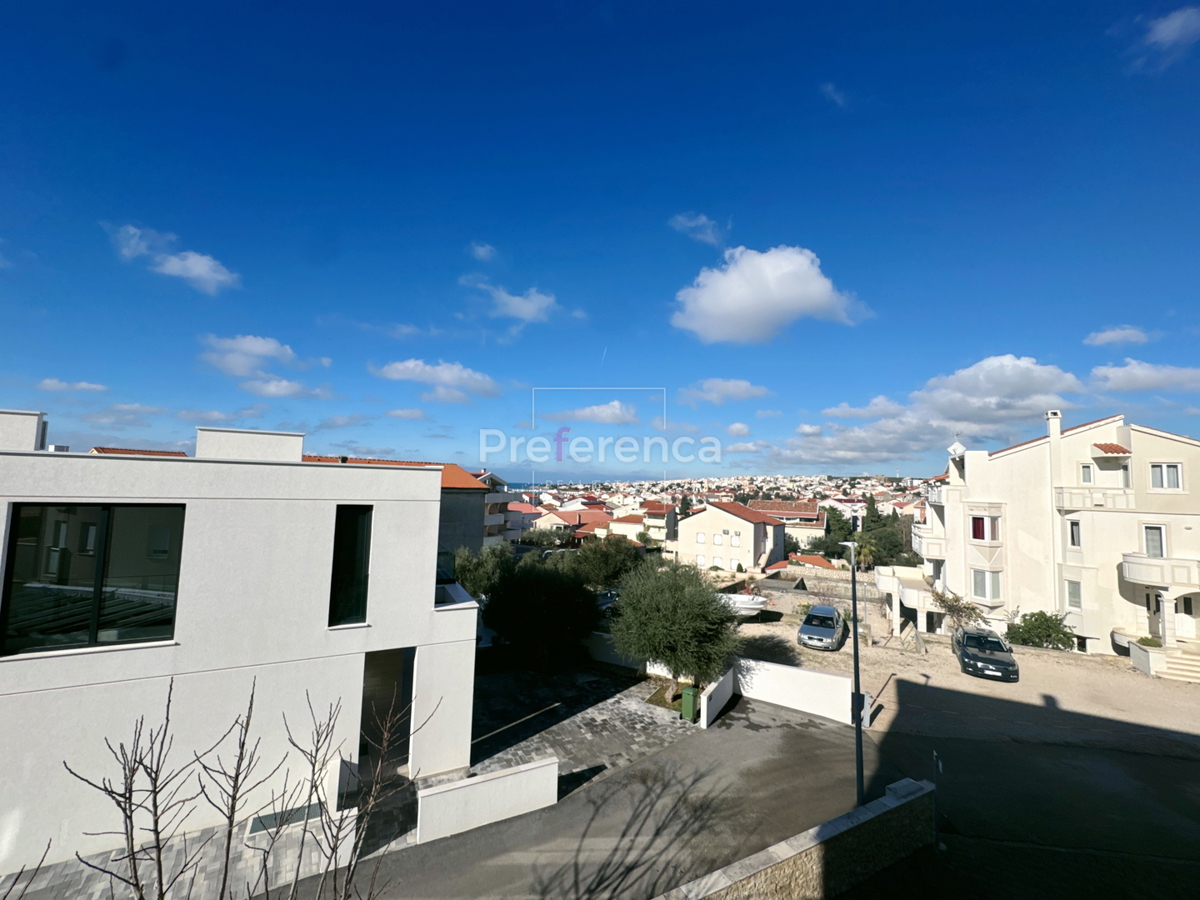 Novalja, posizione tranquilla – appartamento con due camere al primo piano