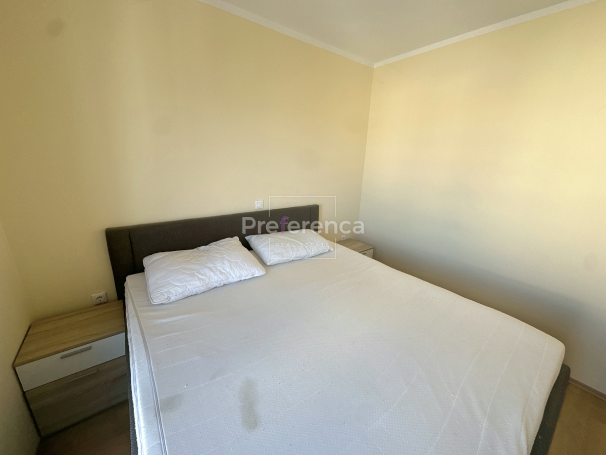 Novalja, posizione tranquilla – appartamento con due camere al primo piano