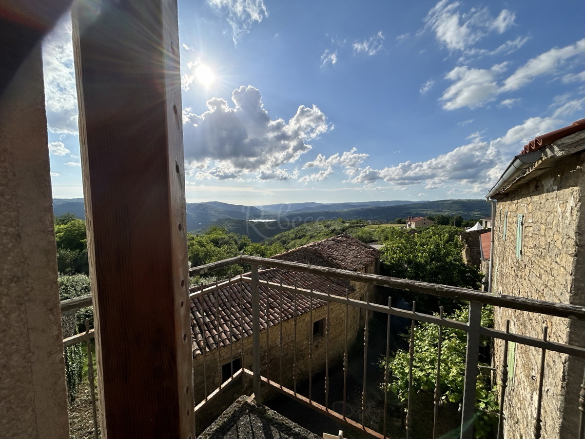 Casa con ristrutturazione iniziata, vicino a Pisino