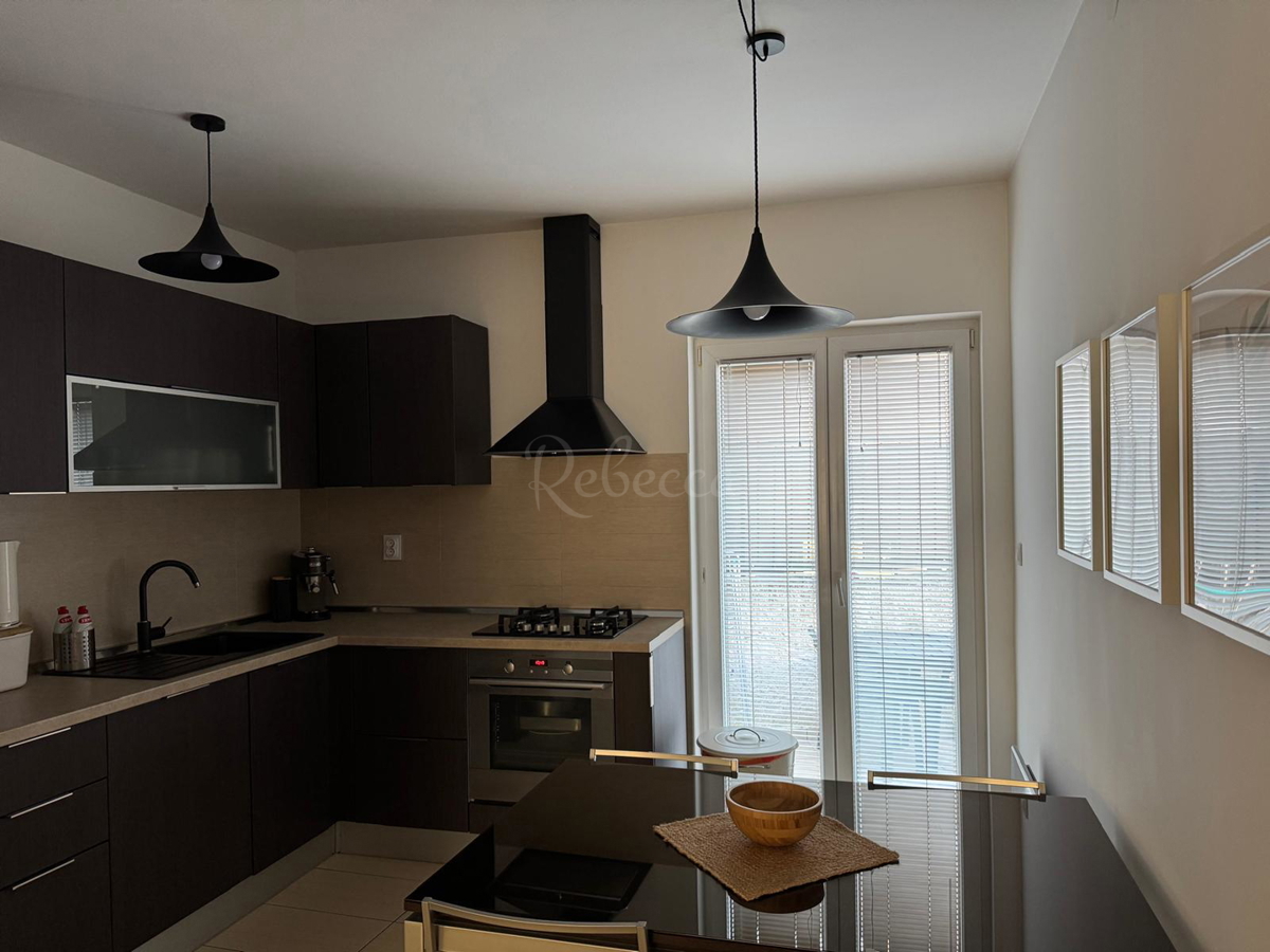 Casa a un piano, 2 camere da letto, giardino, vicino al centro, Pola