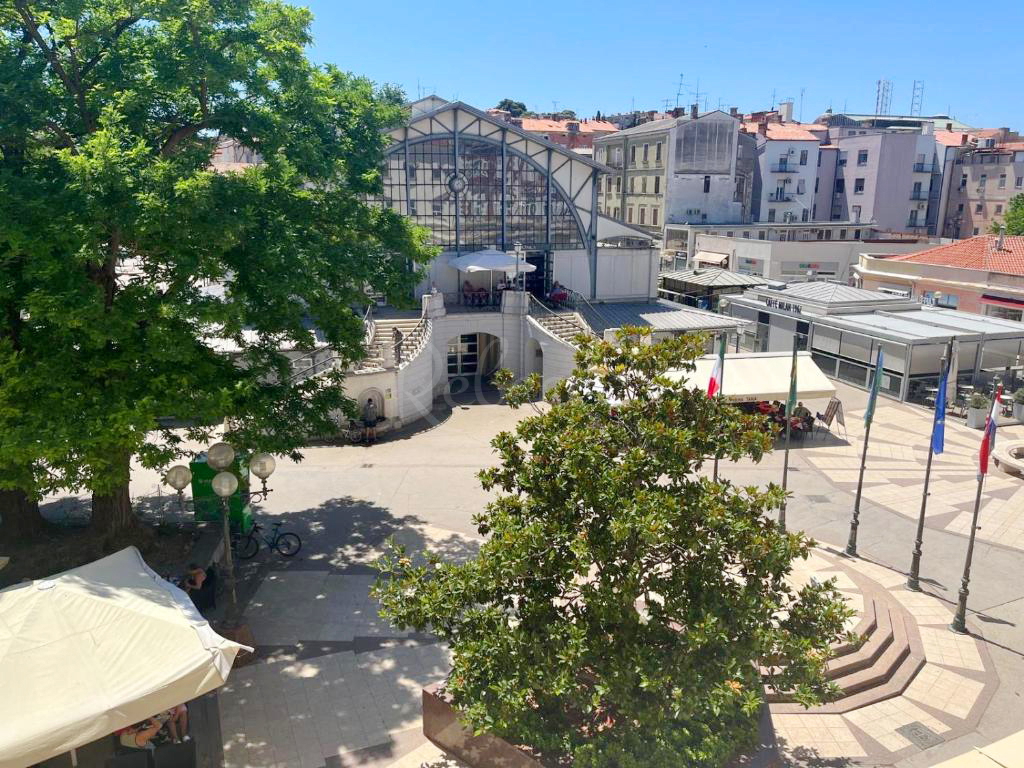 Appartamento con due camere da letto nel centro di Pola, vicino al mercato, all'interno della zona pedonale