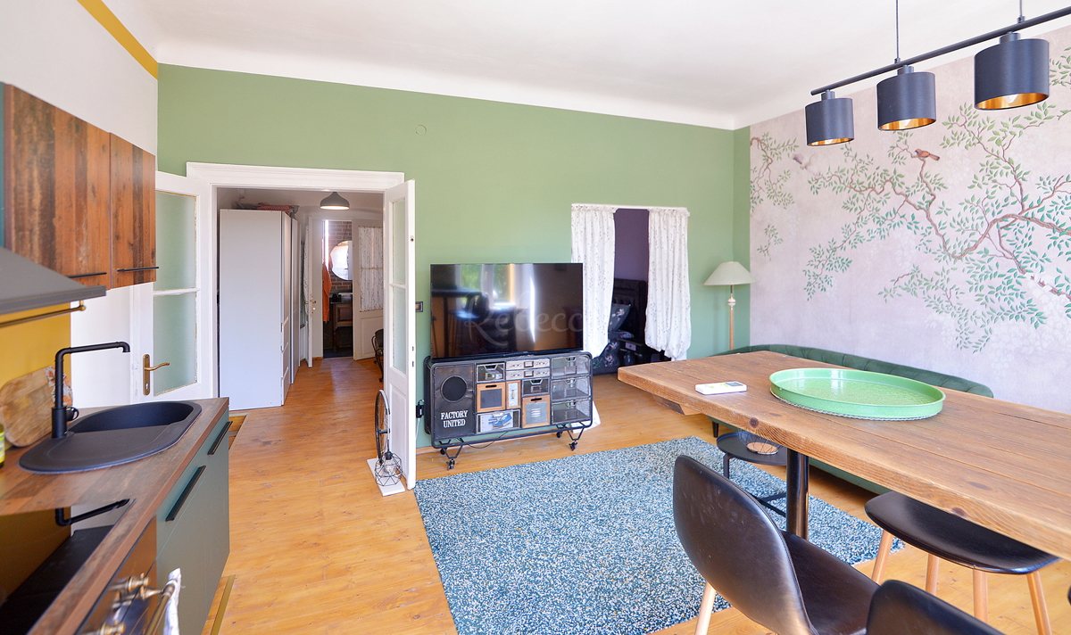 Appartamento con due camere da letto nel centro di Pola, vicino al mercato, all'interno della zona pedonale