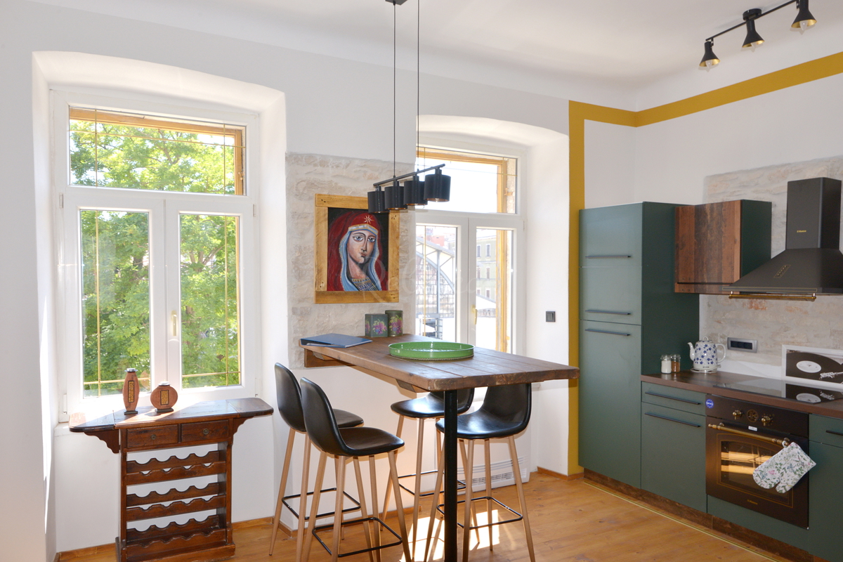 Appartamento con due camere da letto nel centro di Pola, vicino al mercato, all'interno della zona pedonale