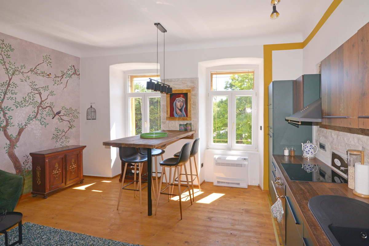 Appartamento con due camere da letto nel centro di Pola, vicino al mercato, all'interno della zona pedonale