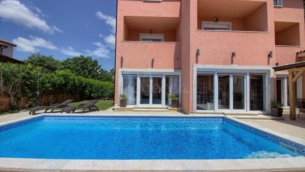 Villa con piscina, 380 m2, Medulin