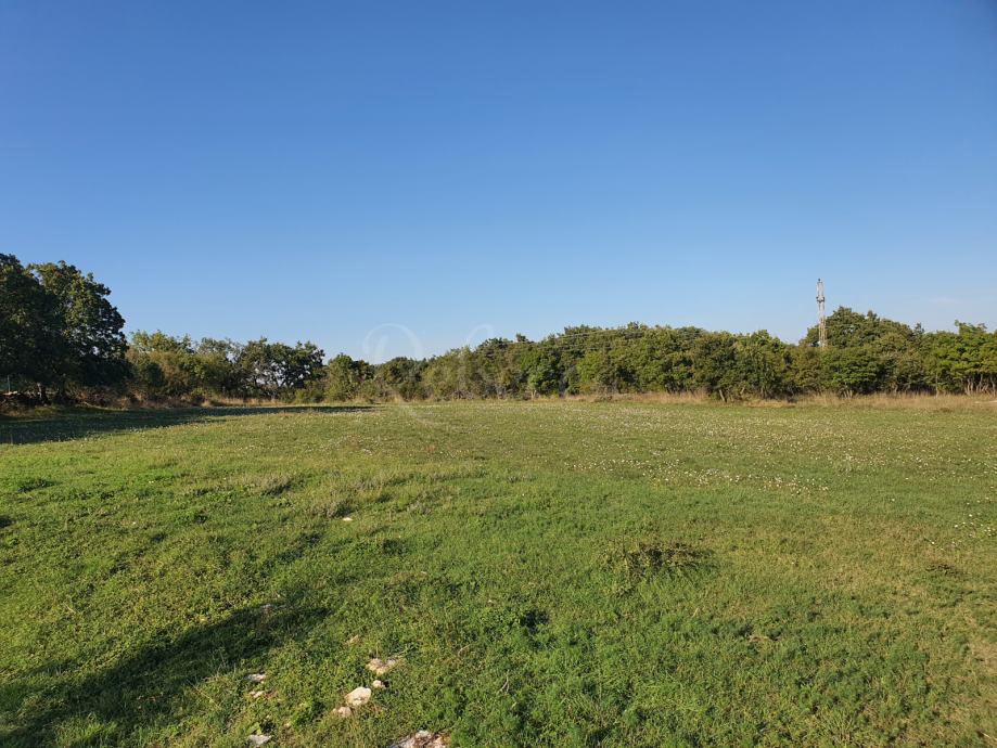 Terreno edificabile e agricolo, 7600 m2, vicino a Peruška