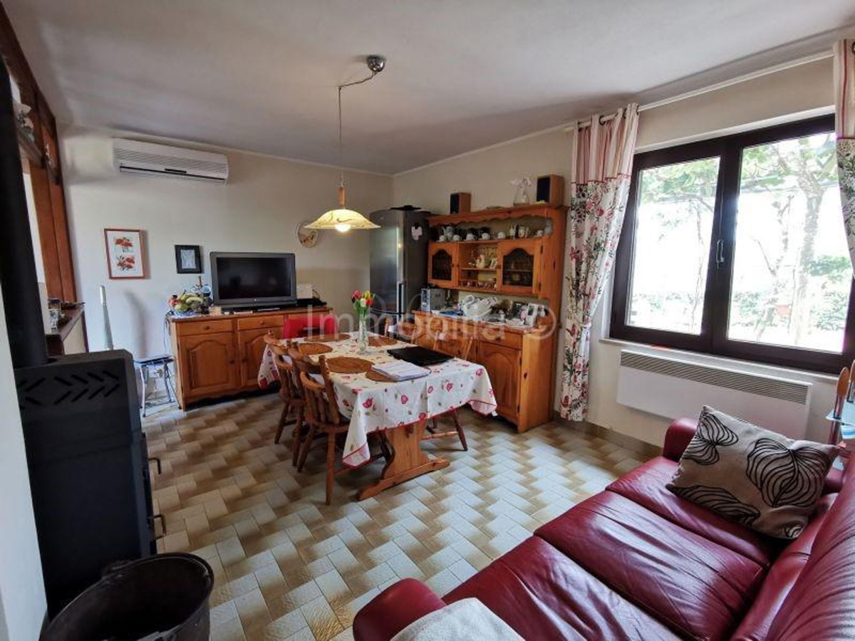 Casa indipendente, appartamento, garage, ampio giardino, zona di Duga Uvala