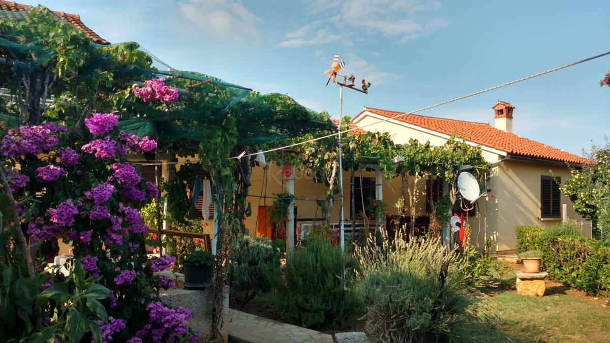Casa indipendente, appartamento, garage, ampio giardino, zona di Duga Uvala