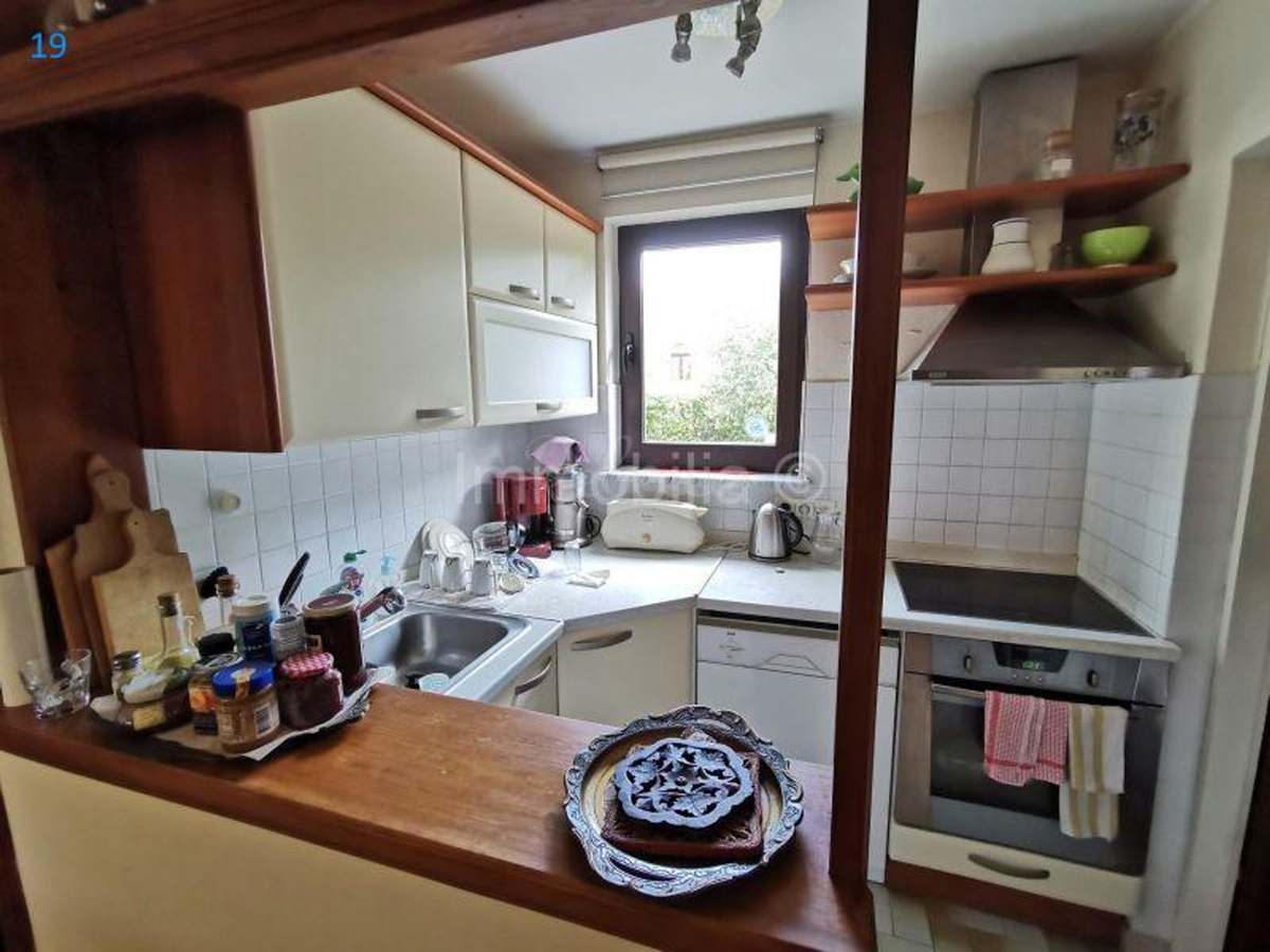 Casa indipendente, appartamento, garage, ampio giardino, zona di Duga Uvala