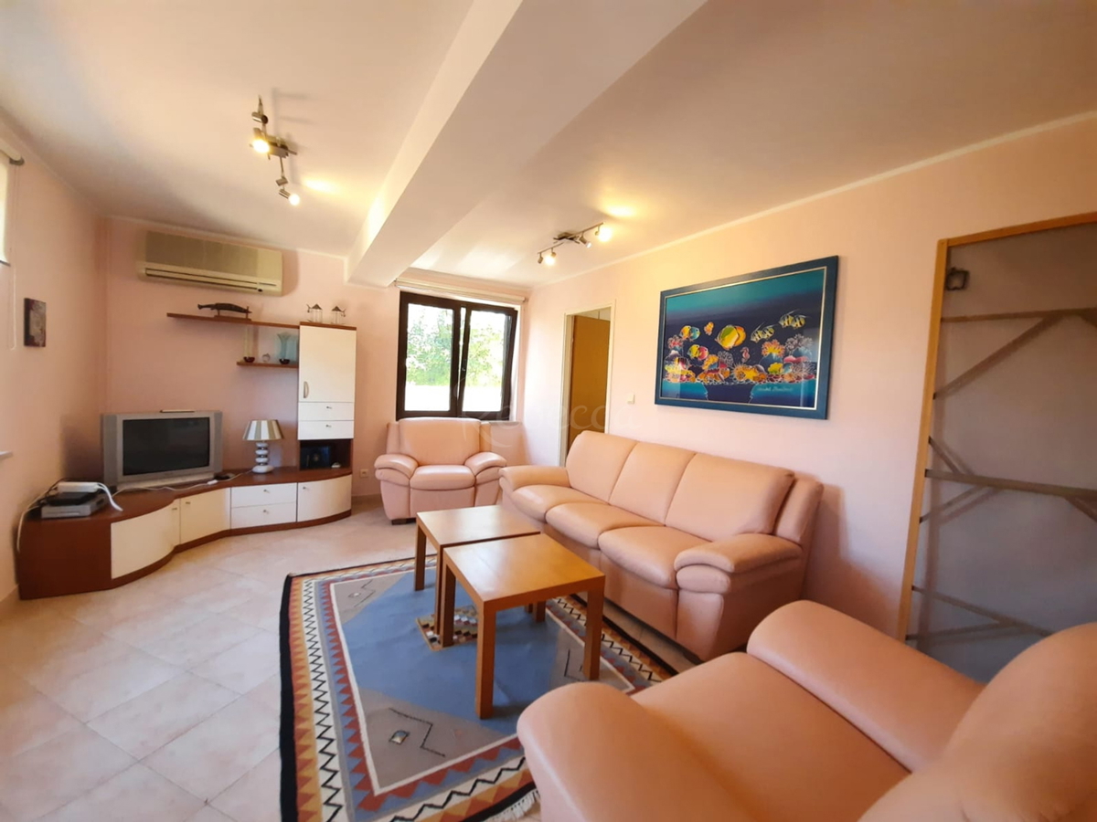 Casa indipendente, appartamento, garage, ampio giardino, zona di Duga Uvala