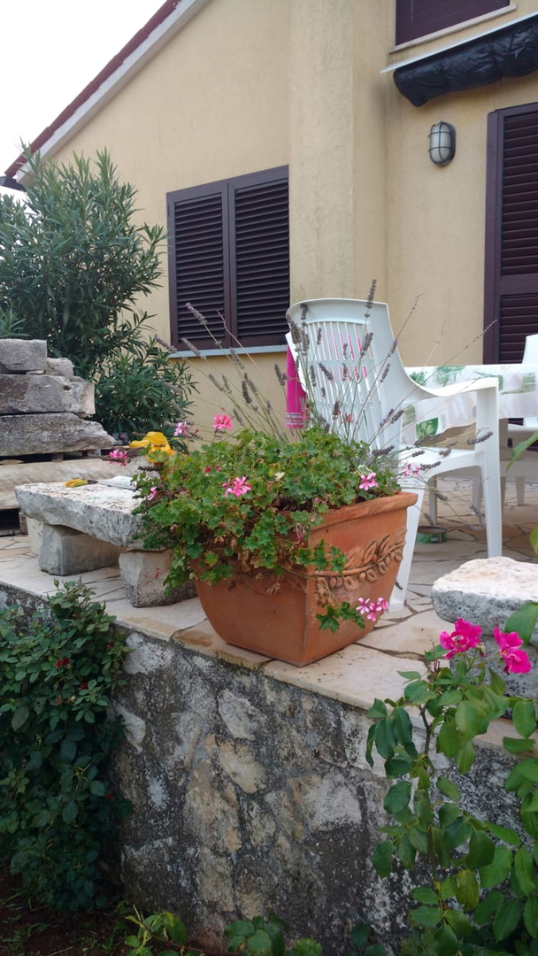 Casa indipendente, appartamento, garage, ampio giardino, zona di Duga Uvala