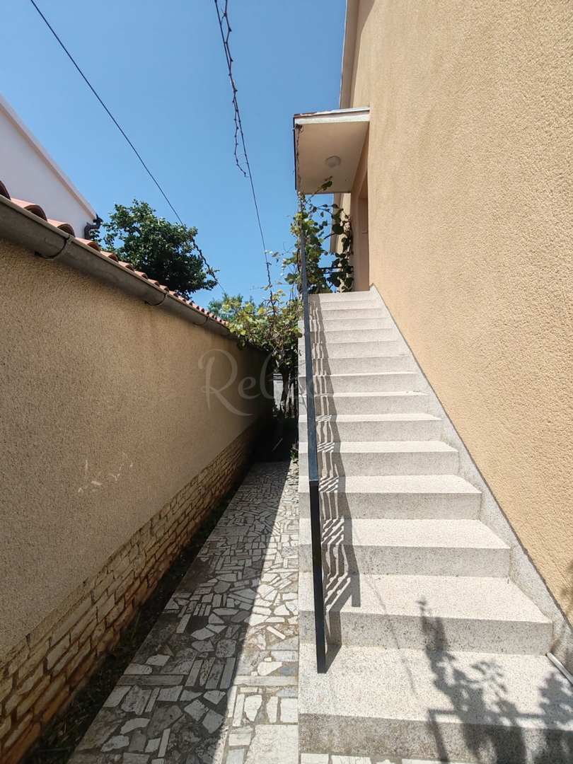 Štinjan, casa indipendente con 2 appartamenti e un ulteriore appartamento, a 970 m dal mare