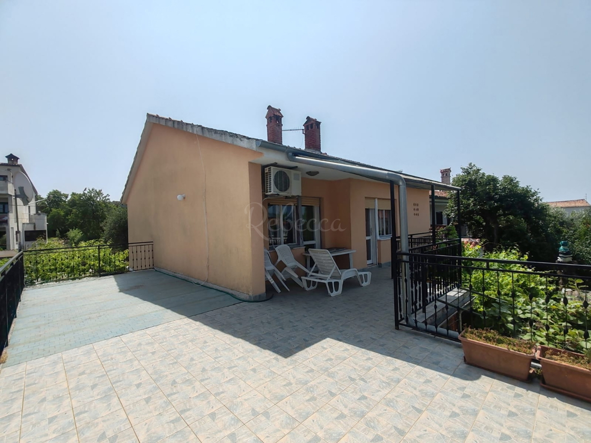 Štinjan, casa indipendente con 2 appartamenti e un ulteriore appartamento, a 970 m dal mare