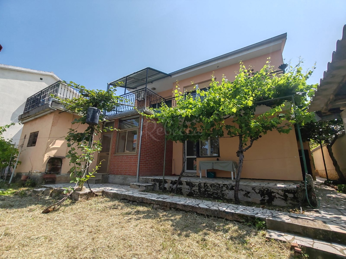 Štinjan, casa indipendente con 2 appartamenti e un ulteriore appartamento, a 970 m dal mare