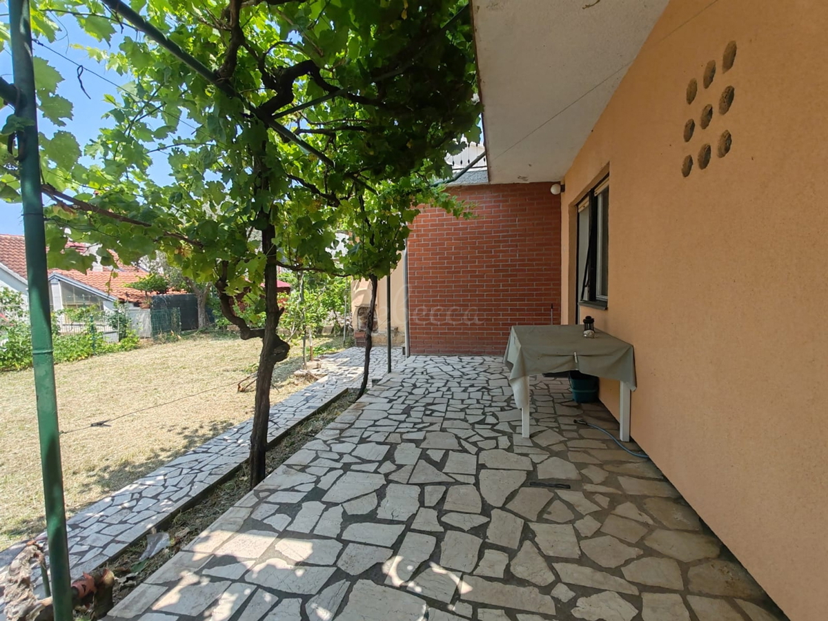 Štinjan, casa indipendente con 2 appartamenti e un ulteriore appartamento, a 970 m dal mare