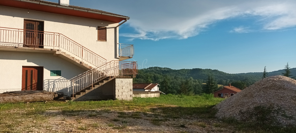 PAZIN, DINTORNI: CASA FAMIGLIARE, CANTIERE 2000 m2