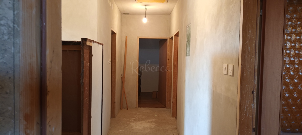 PAZIN, DINTORNI: CASA FAMIGLIARE, CANTIERE 2000 m2