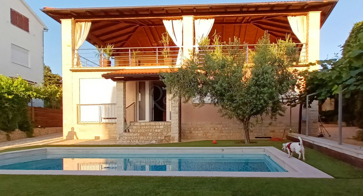 ISTRIA, PULA: VILLA DI LUSSO CON PISCINA E VISTA MARE