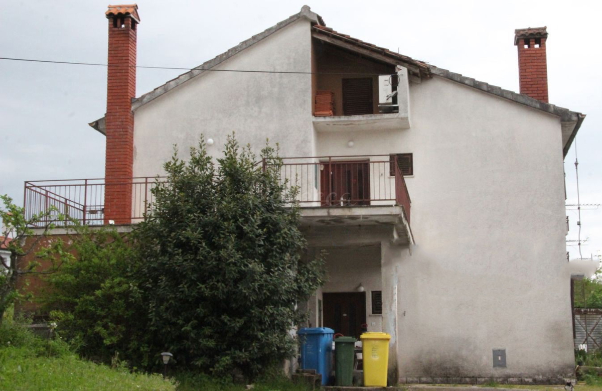 L&apos;INTERA PROPRIETÀ DI 3000 M2 È IN VENDITA URGENTE