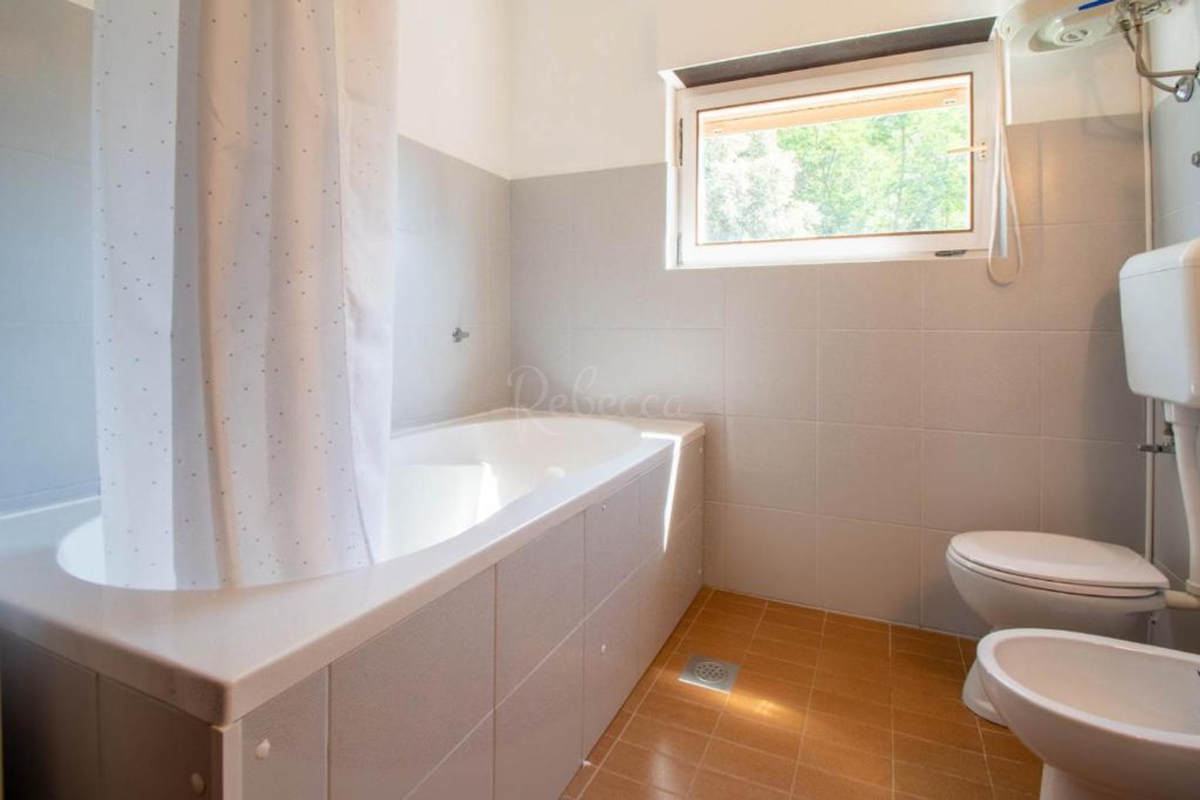 Appartamento al secondo piano, 130 m2, terrazzo, parcheggio, vicino al mare, Pola