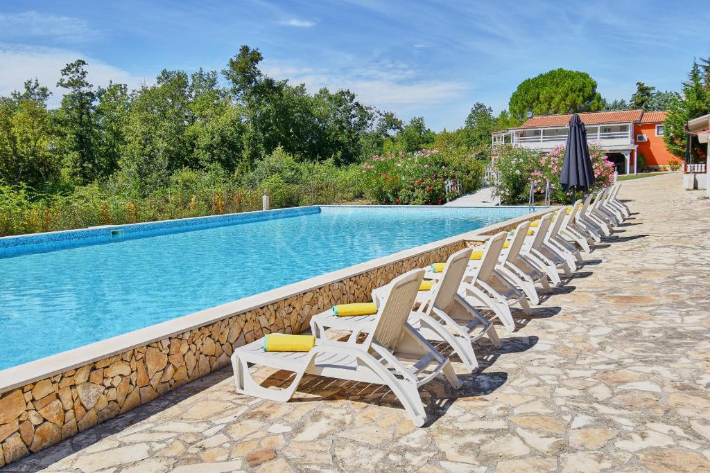 Umag, Investition, komplett möblierte Villa 375 m2, Hacienda, 3800 m2 Garten, großer Swimmingpool