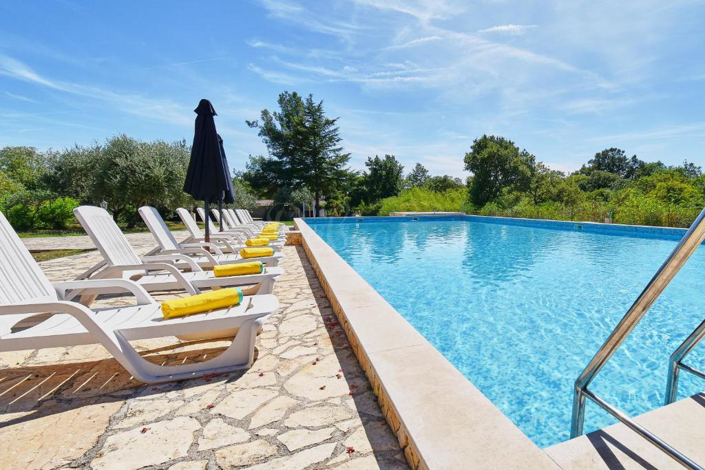 Umag, Investition, komplett möblierte Villa 375 m2, Hacienda, 3800 m2 Garten, großer Swimmingpool